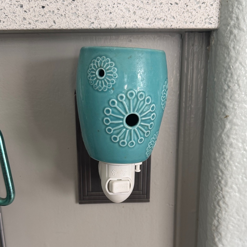 Scentsy turquoise plug in